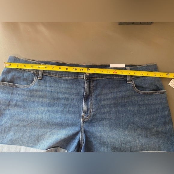 OLD Navy Medium Wash Mid-Rise Denim Shorts, NWT plus size 22 - Picture 8 of 11